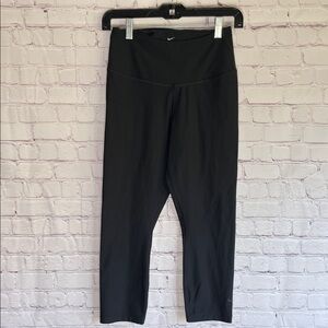 Nike Dri-Fit Black High-Waisted Capri Leggings Woman’s Size Medium
